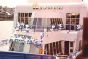 McDonald's flotante abandonado por más de una década