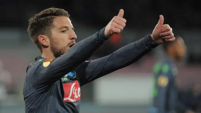 Mertens busca a niño para regalarle una camiseta