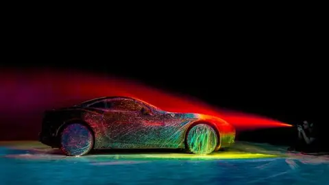 Artista vierte pintura ultravioleta en Ferrari