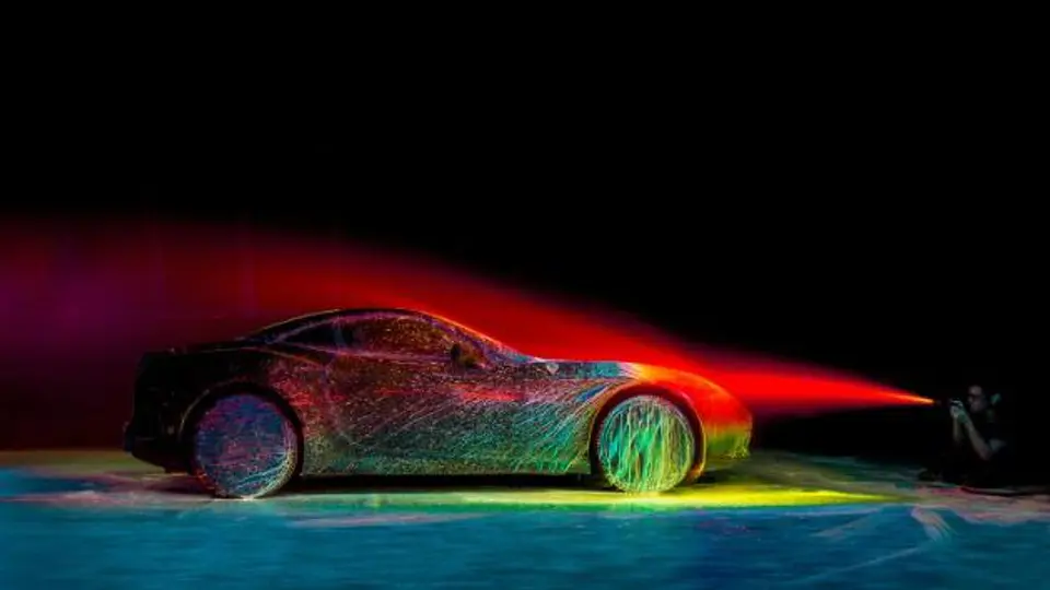 Artista vierte pintura ultravioleta en Ferrari