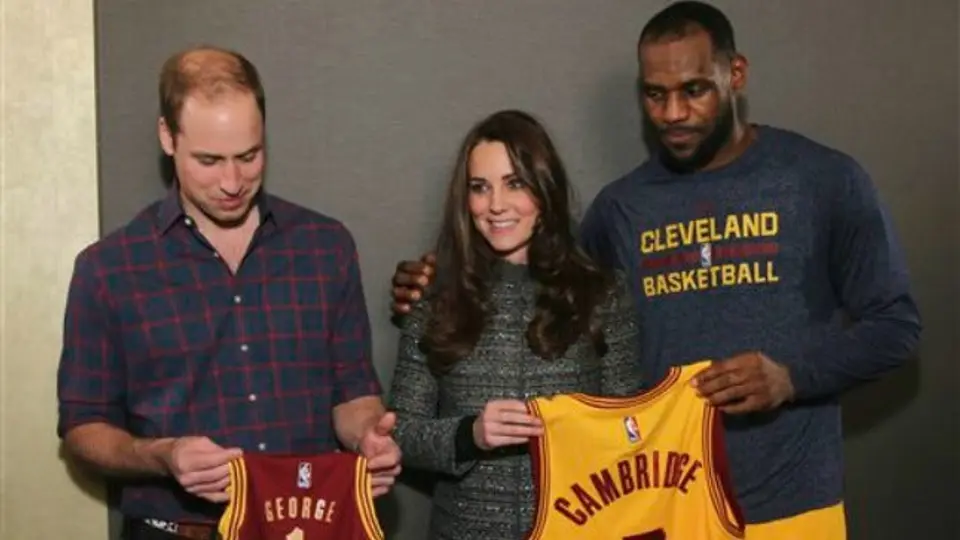 LeBron causa revuelo por tocar a la Duquesa de Cambridge