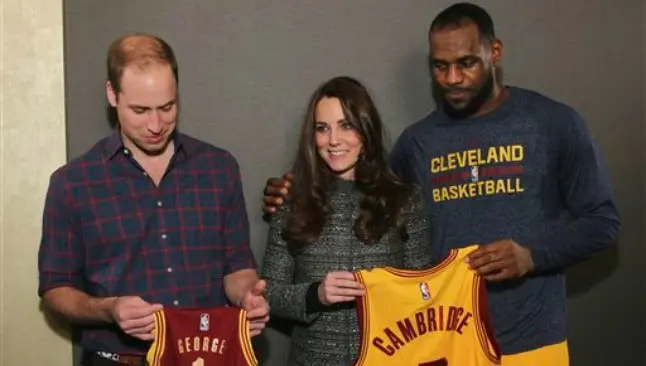 LeBron causa revuelo por tocar a la Duquesa de Cambridge