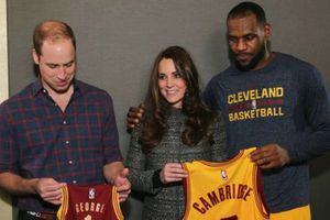 LeBron causa revuelo por tocar a la Duquesa de Cambridge