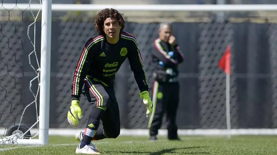 Memo Ochoa muestra primera foto de su bebé en redes