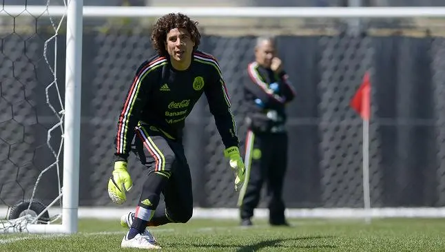 Memo Ochoa muestra primera foto de su bebé en redes