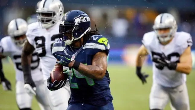 Seattle propina a Raiders su derrota 14 al hilo