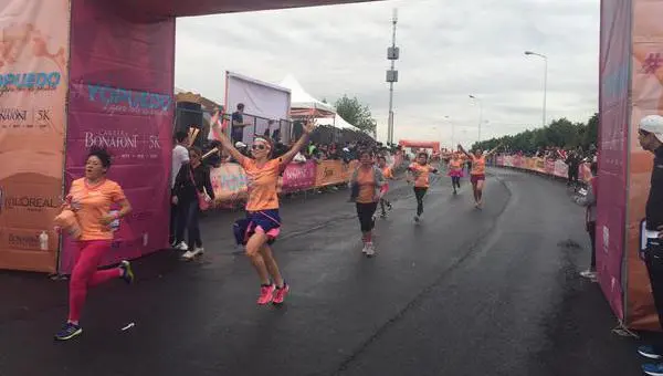 Mujer de 84 años completa la carrera Bonafont