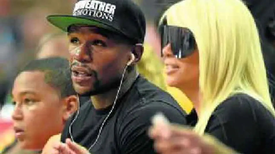 Floyd Mayweather ya no va solo a las duelas