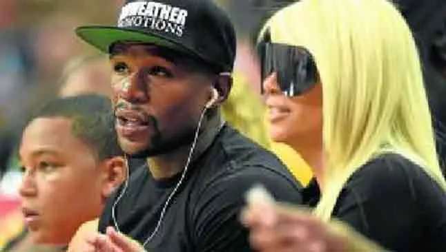 Floyd Mayweather ya no va solo a las duelas