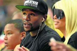Floyd Mayweather ya no va solo a las duelas