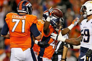 Broncos se mantiene invicto en casa