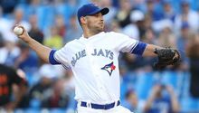 Marco Estrada, cerca del sin hit ni carrera