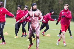 Equipo escocés obliga a jugador a usar inusual traje en práctica