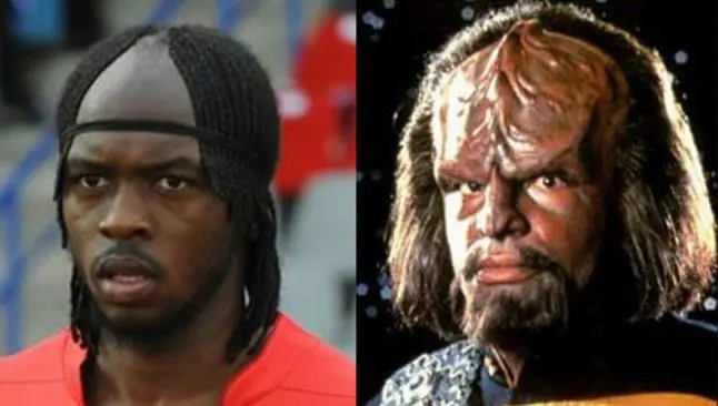 Gervinho roba cámara con su peinado