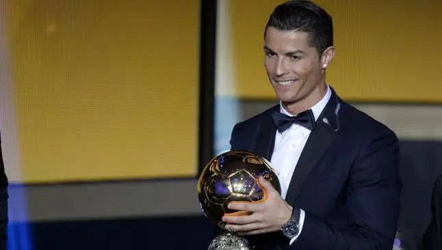 Cristiano Ronaldo recibe el Balón de Oro 2014 | AP