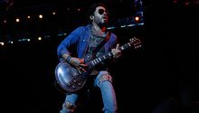 Lenny Kravitz se viraliza por enseñar de más en un concierto