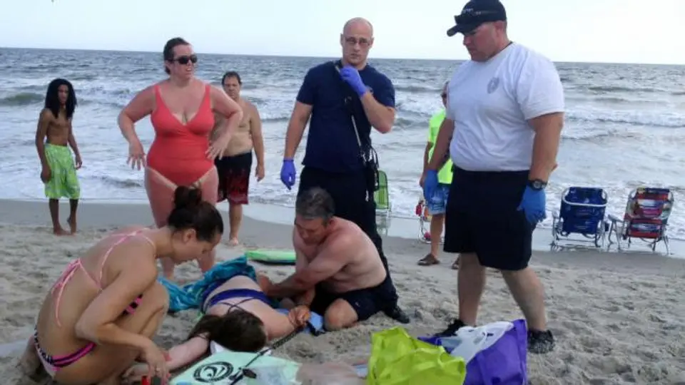 Dos jóvenes pierden un brazo por ataque de tiburón