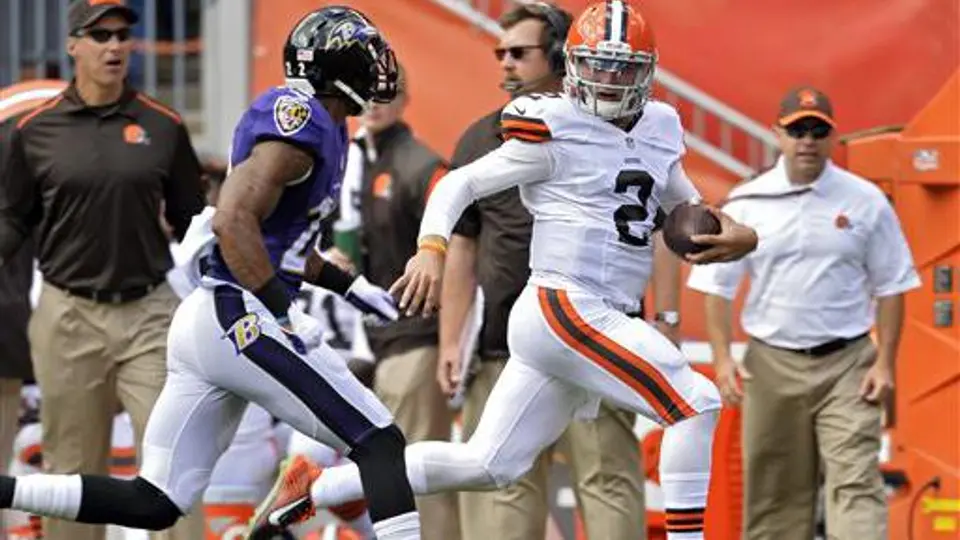Manziel ve acción en jugada de engaño contra Cuervos