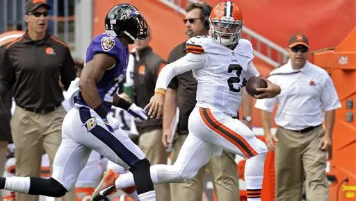 Manziel ve acción en jugada de engaño contra Cuervos
