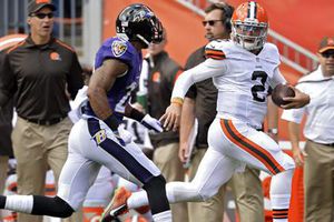 Manziel ve acción en jugada de engaño contra Cuervos