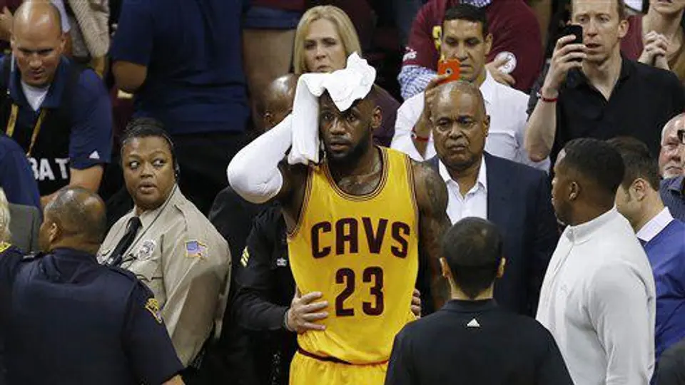 LeBron James se lleva un duro impacto con una cámara