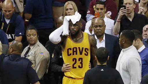 LeBron James se lleva un duro impacto con una cámara