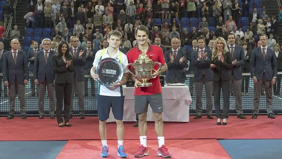 Federer gana en Basilea y se acerca a Djokovic