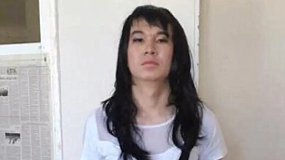 Joven se disfraza de su novia para hacer un examen