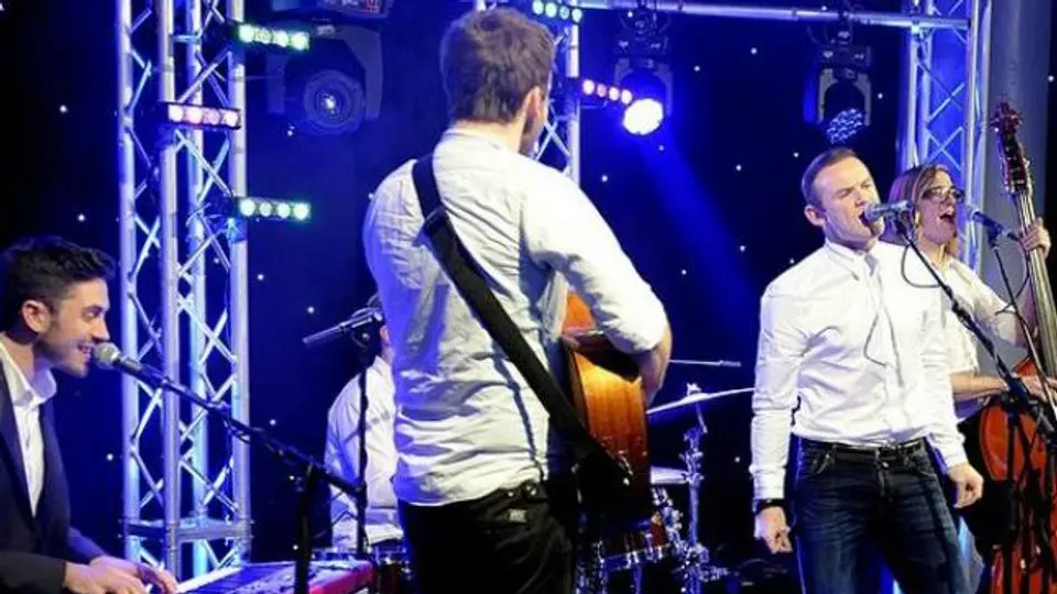 Rooney muestra sus dotes musicales