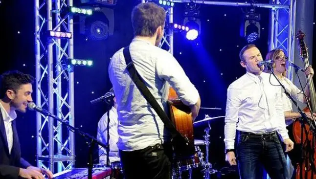 Rooney muestra sus dotes musicales
