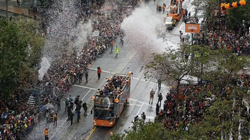 Aficionados inundan calles para celebrar título de San Francisco