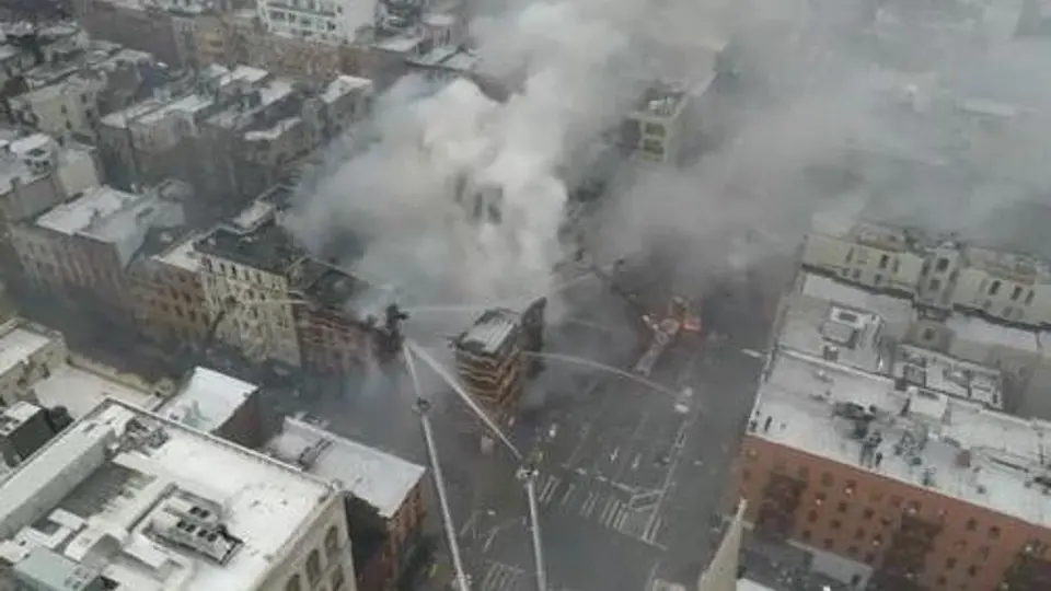 Dron capta incendio, tras explosión en edificio de Nueva York