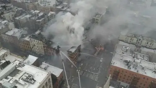 Dron capta incendio, tras explosión en edificio de Nueva York