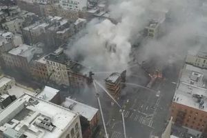 Dron capta incendio, tras explosión en edificio de Nueva York