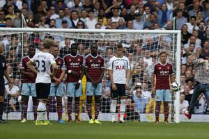 Fanático entra al campo y patea tiro libre en la Premier