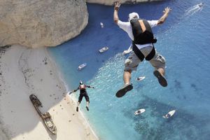 Personas desafían la gravedad con el salto BASE