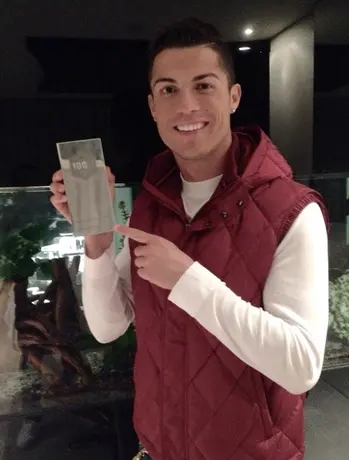 CR7 presume trofeo por 100 millones de seguidores en Facebook