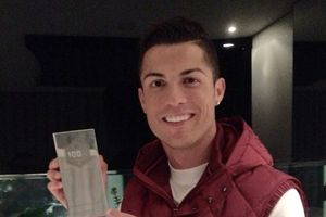 CR7 presume trofeo por 100 millones de seguidores en Facebook