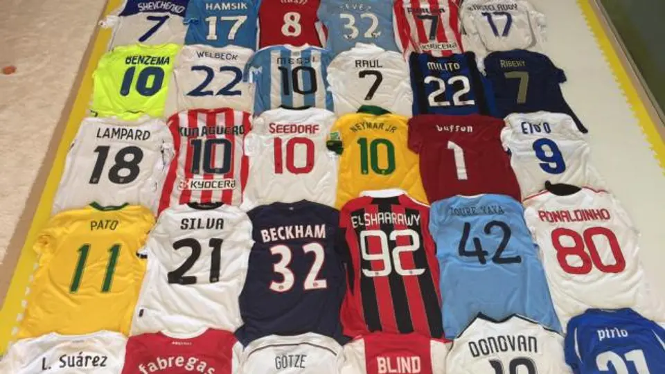 Piqué presume colección de playeras en Twitter