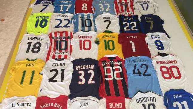 Piqué presume colección de playeras en Twitter