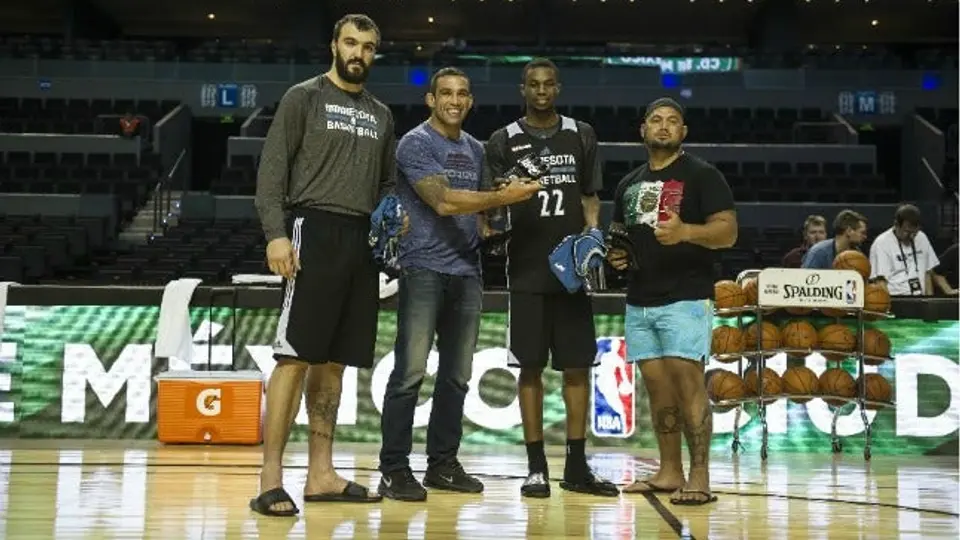 Estrellas del UFC conviven con los Timberwolves