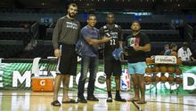 Estrellas del UFC conviven con los Timberwolves