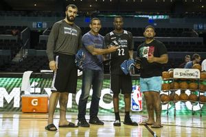 Estrellas del UFC conviven con los Timberwolves