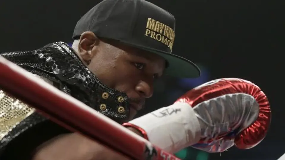 MGM Grand recibe con abucheos a Floyd Mayweather
