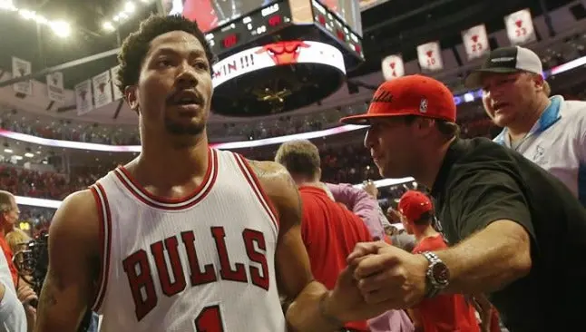 Rose le da la victoria a Bulls en el último momento