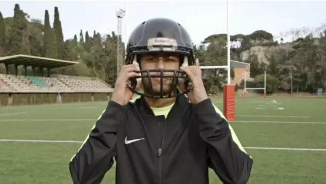 Neymar prueba su talento como pateador de futbol americano
