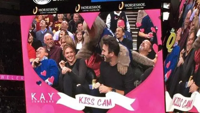 Kate Upton y Verlander, 'atacados' por mascota de Cavaliers