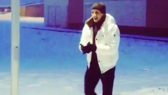 Alan Pulido se divierte jugando con nieve