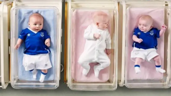 Everton utiliza bebés para promocionar su nuevo uniforme
