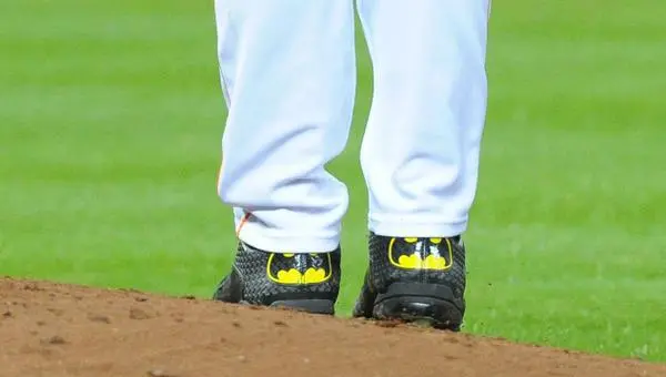Pitcher de Astros utiliza calzado de Batman en debut en MLB